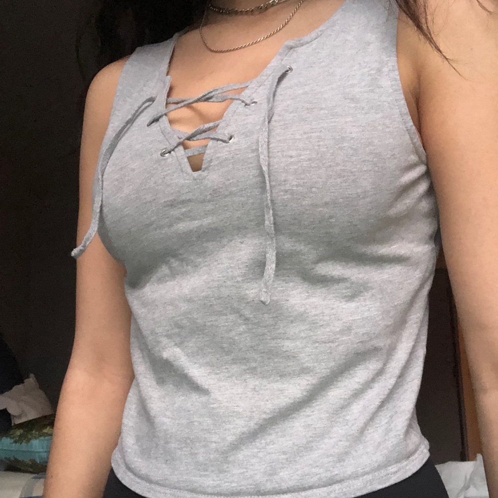 Gray sleeveless lace up cropped shirt